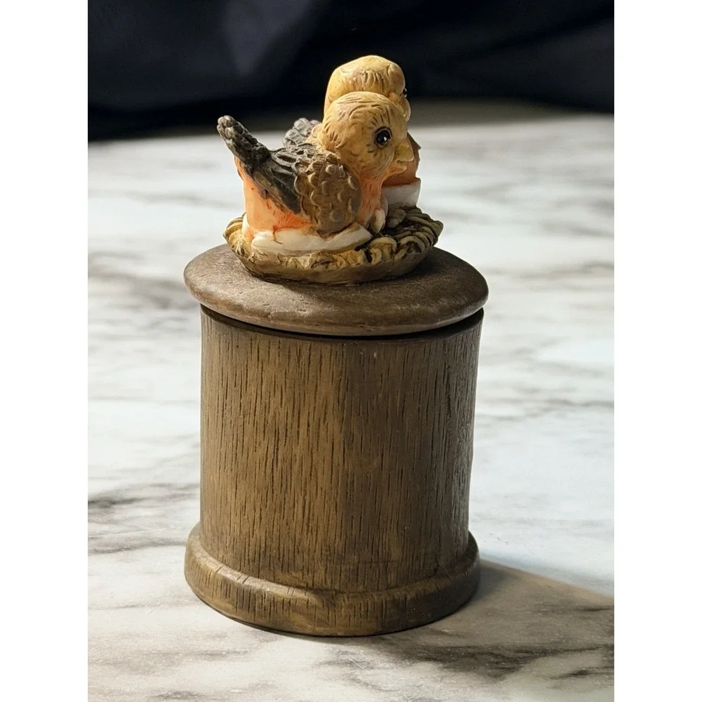 TRINKET BOX WITH LID & 2‎ CUTE LITTLE BIRDS ON IT 2.5